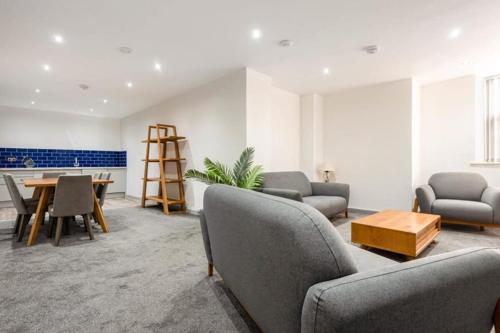 A seating area at Modern 3 Bed Budget Apartment in Central Doncaster