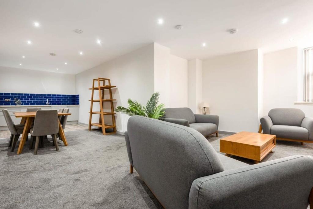 uma sala de estar com sofás e uma mesa em Modern 3 Bed Budget Apartment in Central Doncaster em Doncaster
