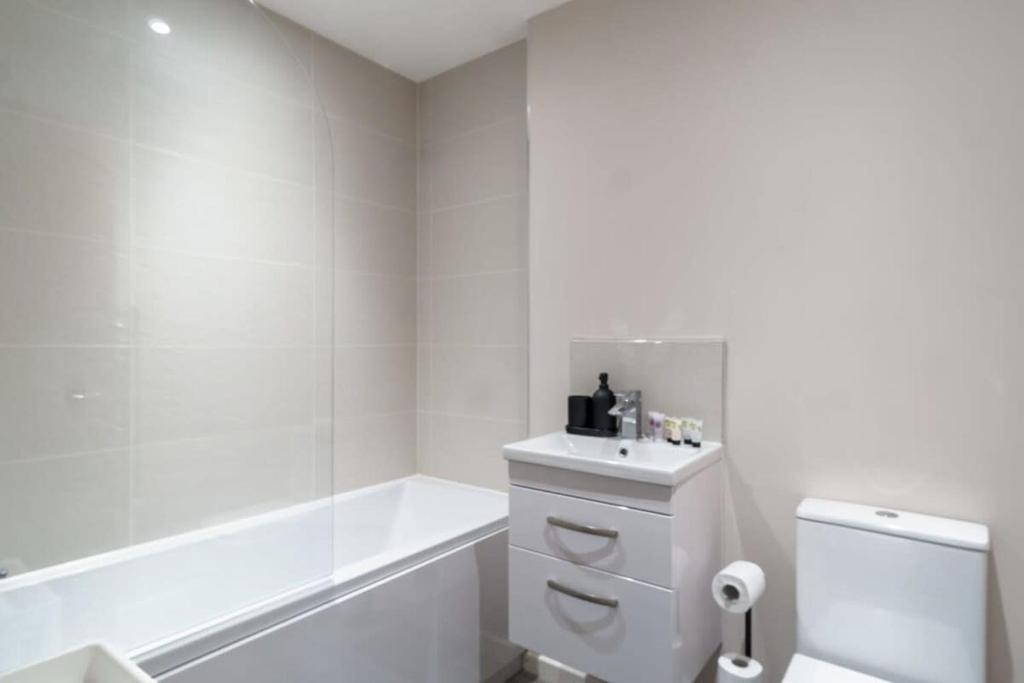 Koupelna v ubytování Lovely 1 Bed Manchester Apartment - Sleeps 3