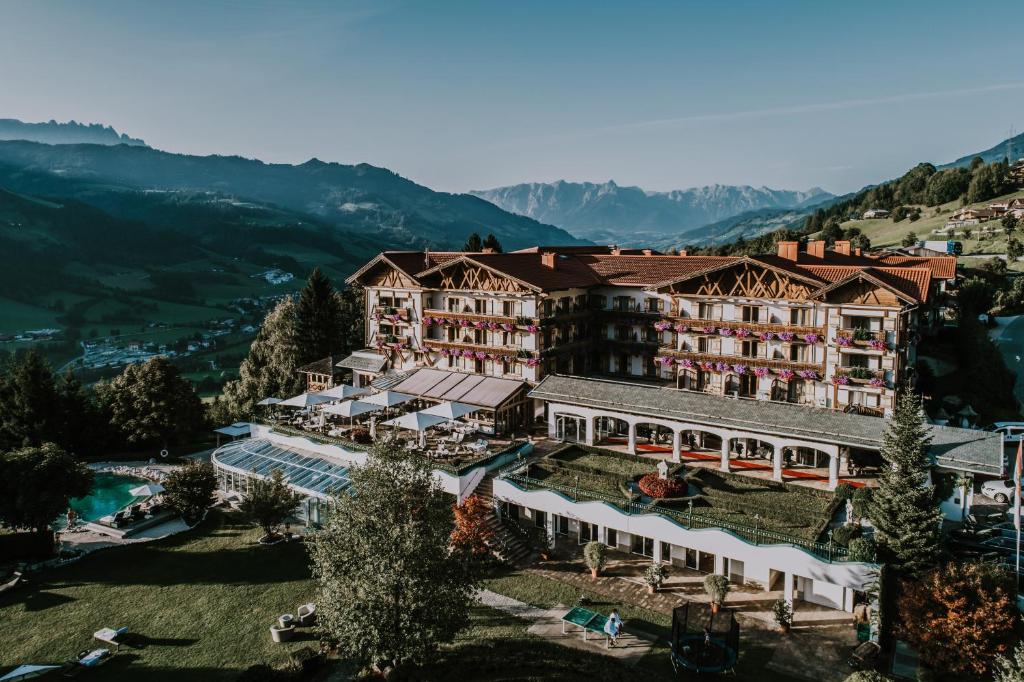 Nespecifikovaný výhled na hory nebo výhled na hory při pohledu z hotelu