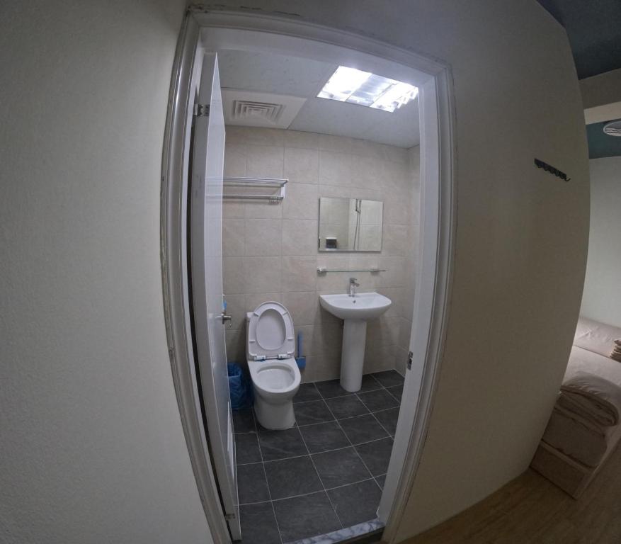 Koupelna v ubytování sky blue hostel