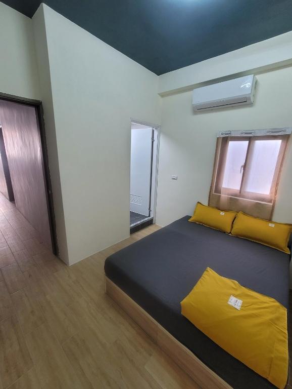 Postel nebo postele na pokoji v ubytování sky blue hostel
