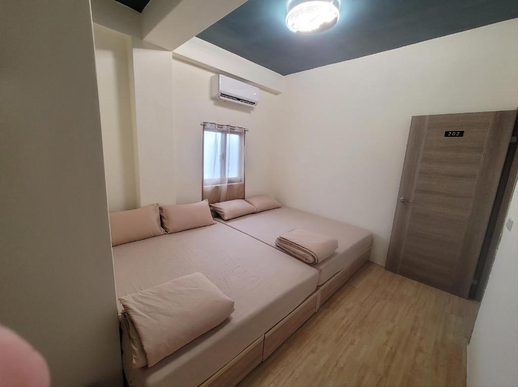 Postel nebo postele na pokoji v ubytování sky blue hostel