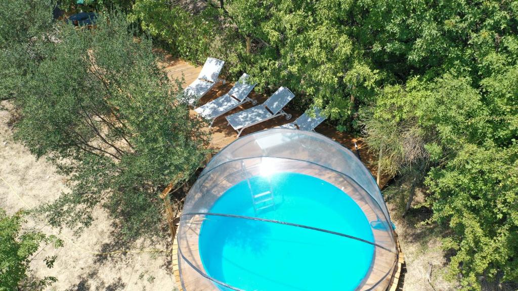 una vista aérea de una casa con sillas y una piscina en L.stile Glamping en Portorož