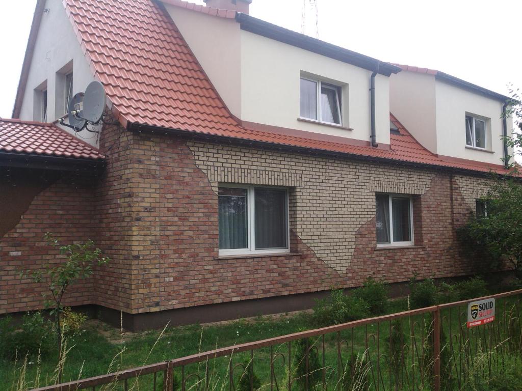 een stenen huis met een rood dak bij Dana-Mazury in Giżycko