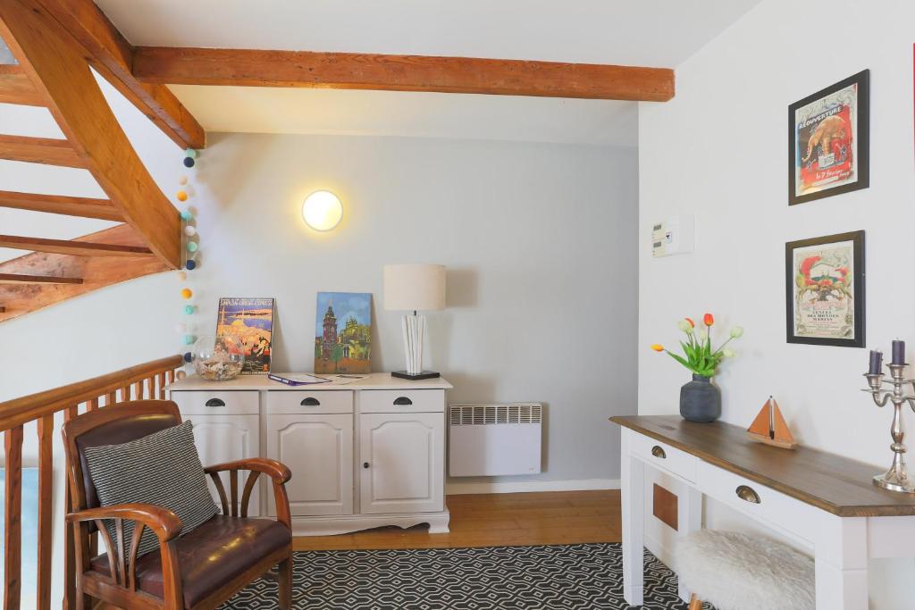 a living room with a desk and a chair at Ty Maen - Gîte de Charme in Paimpol