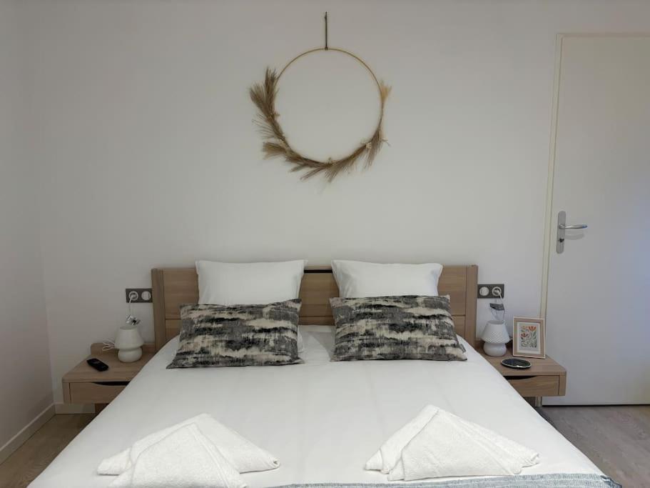 Schlafzimmer mit einem Bett und einem Spiegel an der Wand in der Unterkunft La Tournelle in Langres