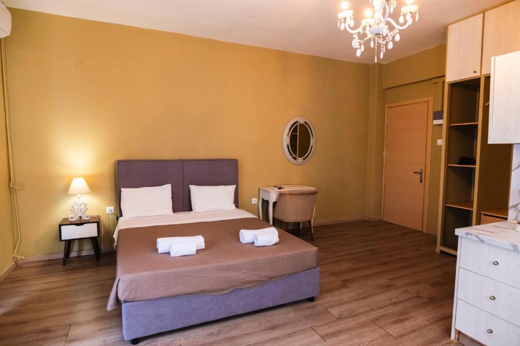 een slaapkamer met een bed met twee handdoeken erop bij Paralion Town Apartments in Alexandroupoli