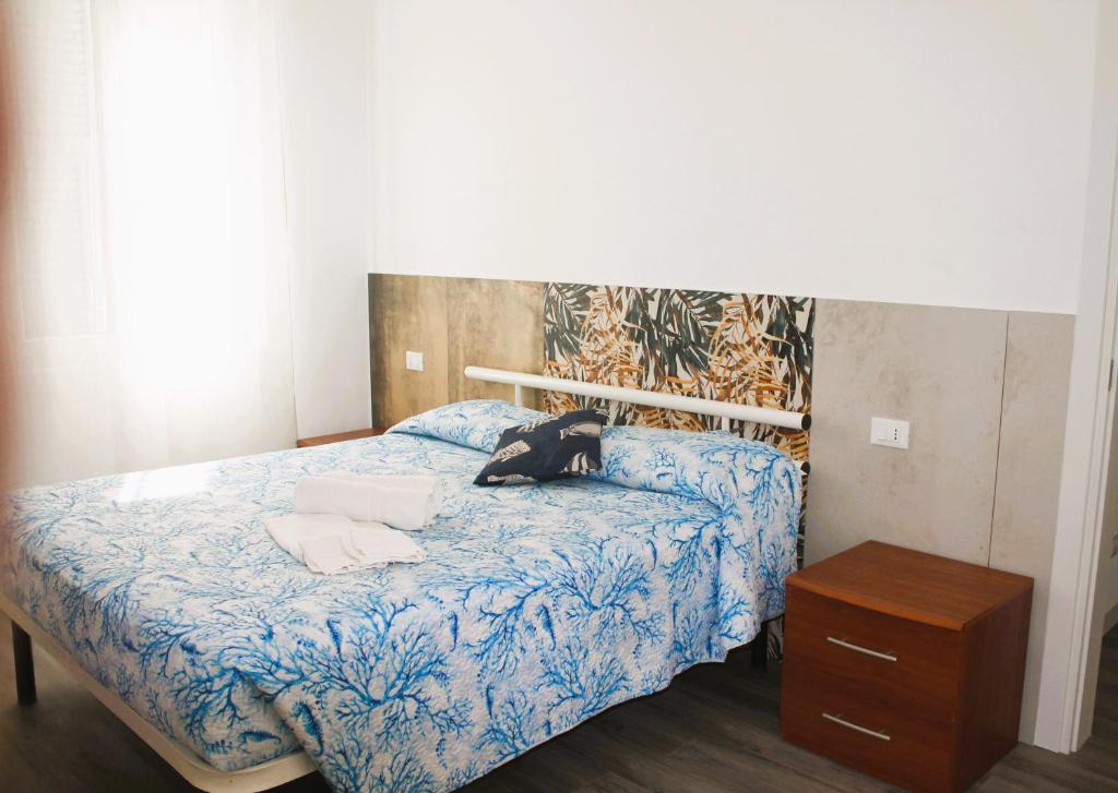 einem Hund, der in einem Schlafzimmer auf einem Bett liegt in der Unterkunft Rachele Guest House La Spezia in La Spezia