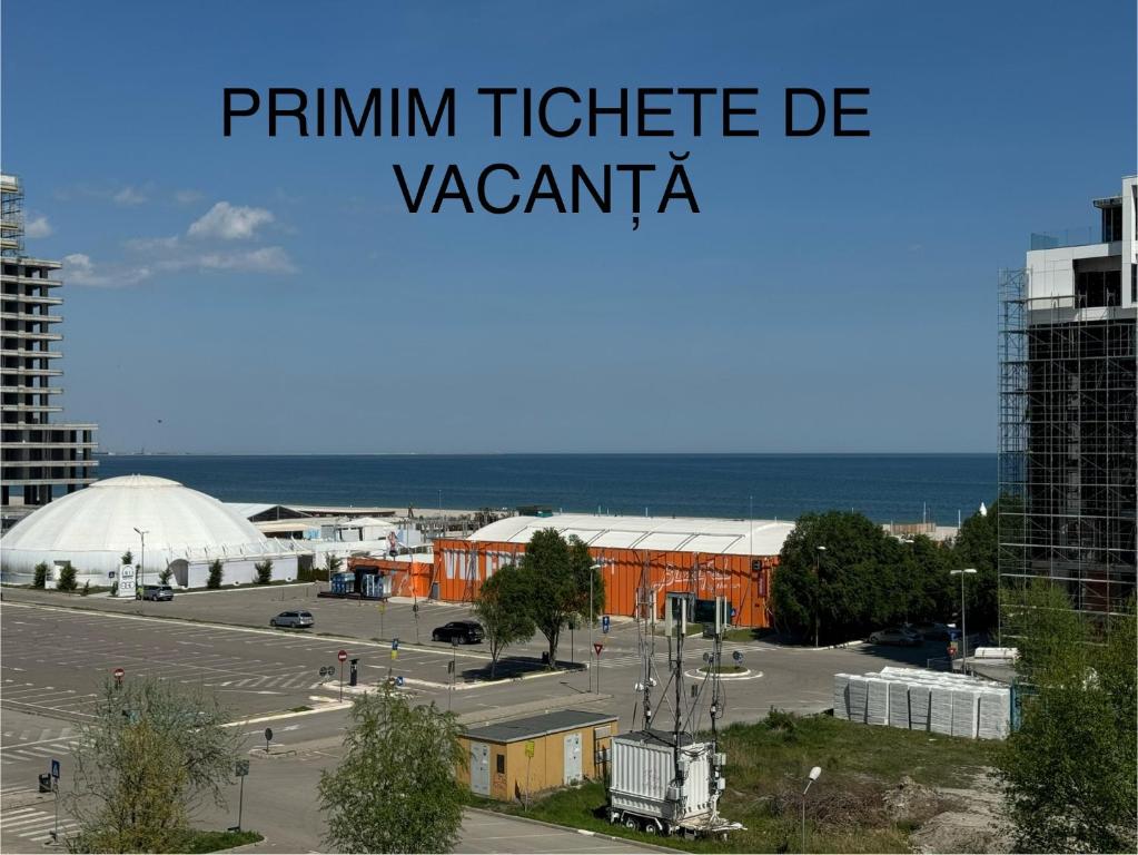 una vista di una città con le parole primini teatro de vacantia di Apartament Summerland Mamaia a Mamaia