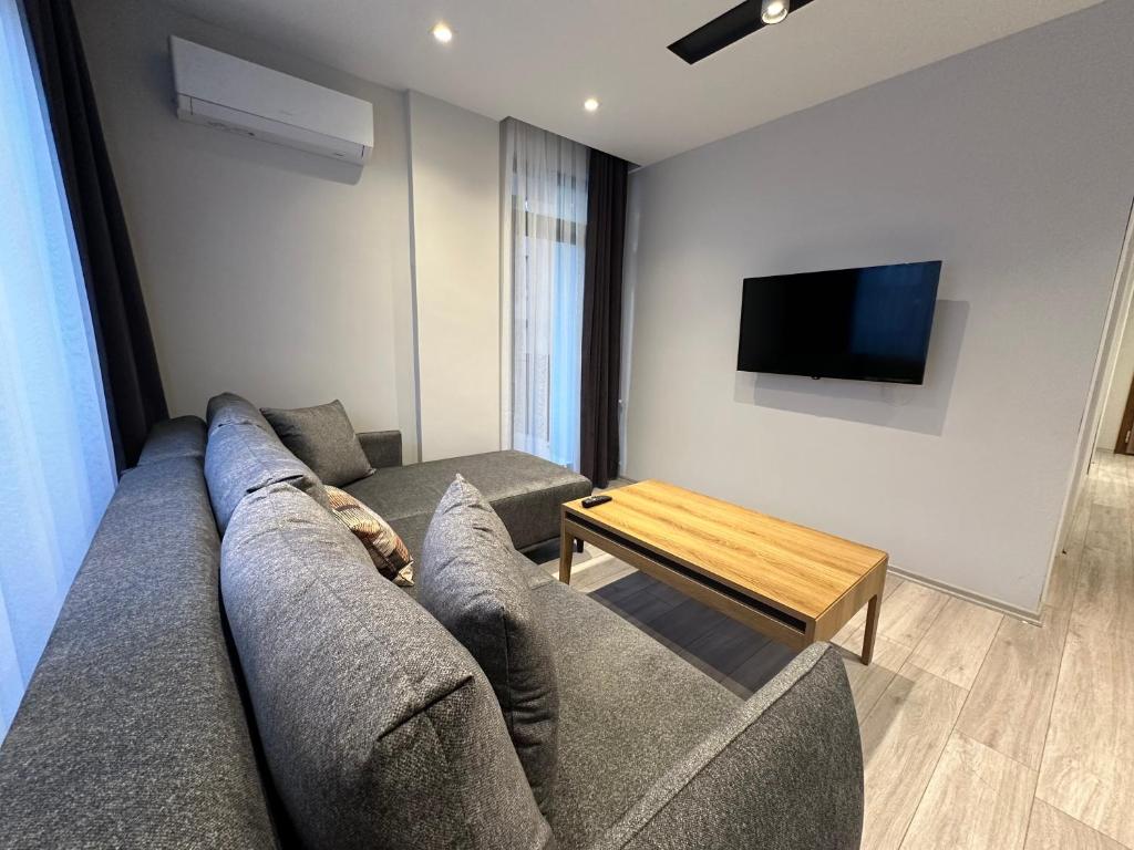 Et tv og/eller underholdning på Real Homes Lara