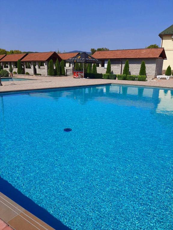 Bazén v ubytování Hotel ELYSIUM nebo v jeho okolí