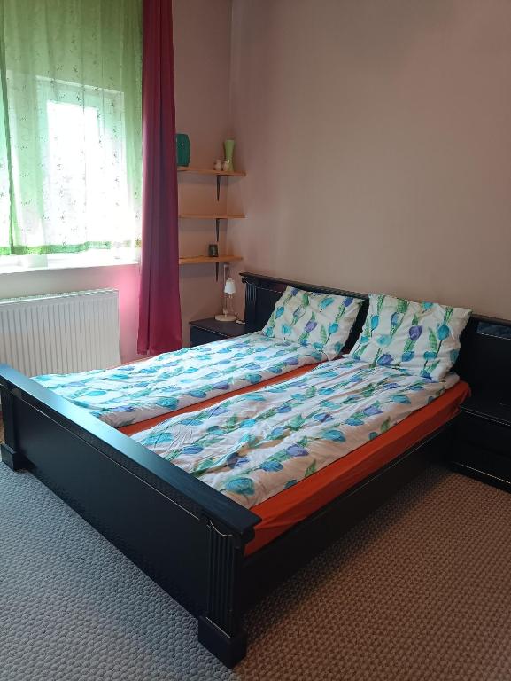 - un lit dans une chambre avec fenêtre dans l'établissement Anett lak, à Oradea