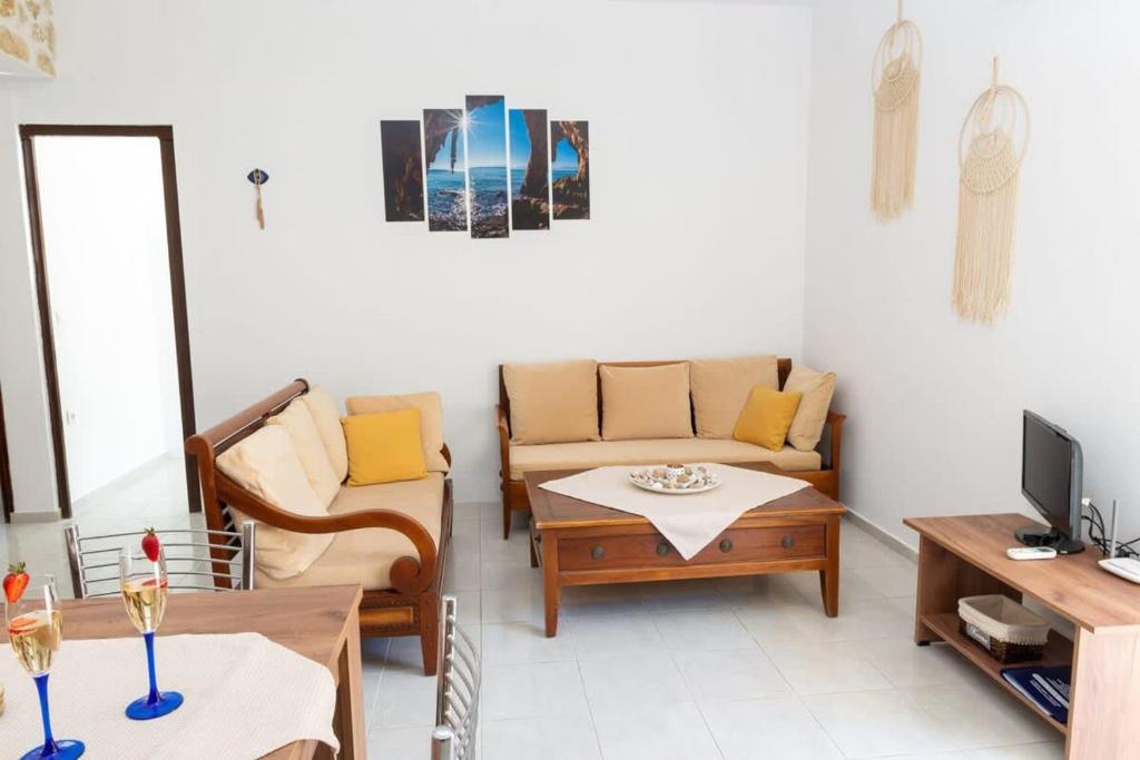 TV a/nebo společenská místnost v ubytování Atlantic Cave Haven-Seaside, Fully Equipped