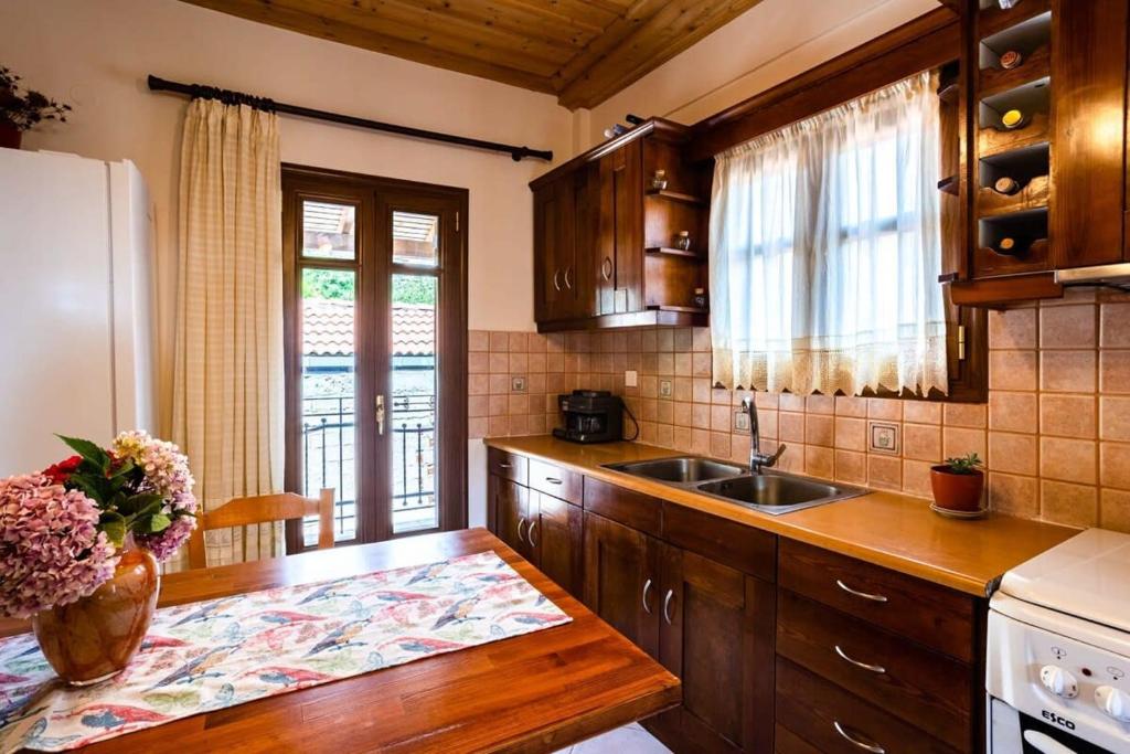 Kuchyň nebo kuchyňský kout v ubytování Stemnitsa Stone Residence - Comfy Mountain Getaway