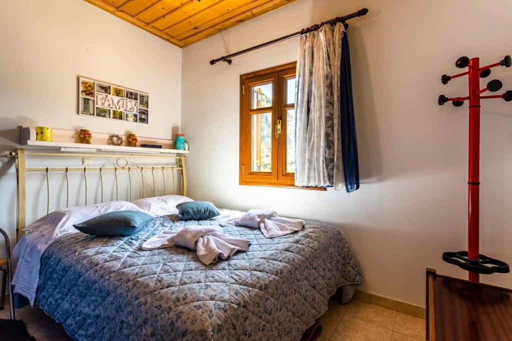 Postel nebo postele na pokoji v ubytování Stemnitsa Stone Residence - Comfy Mountain Getaway