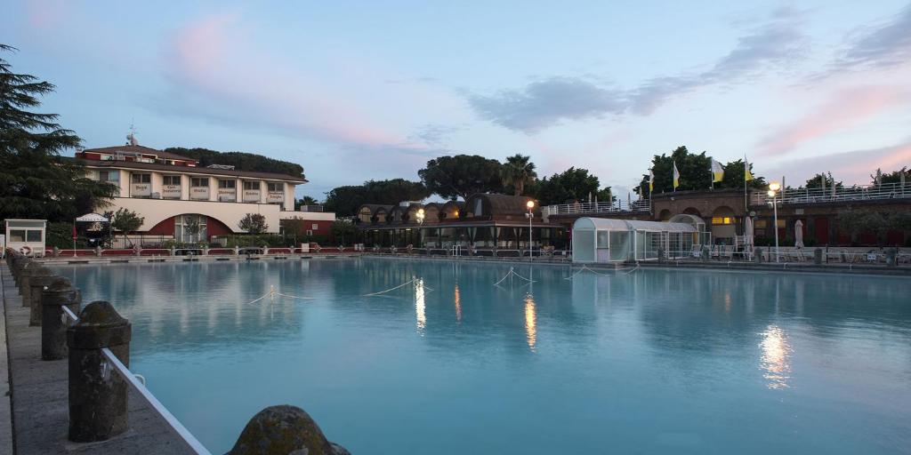 The swimming pool at or close to SDL luxury home Al Pavone
