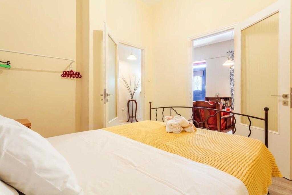 Postel nebo postele na pokoji v ubytování Kalamata Rose Nest - Urban Comfy Escape