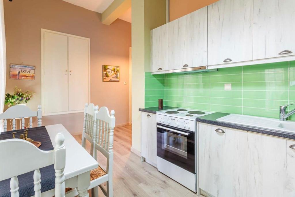 Kuchyň nebo kuchyňský kout v ubytování Kalamata Rose Nest - Urban Comfy Escape