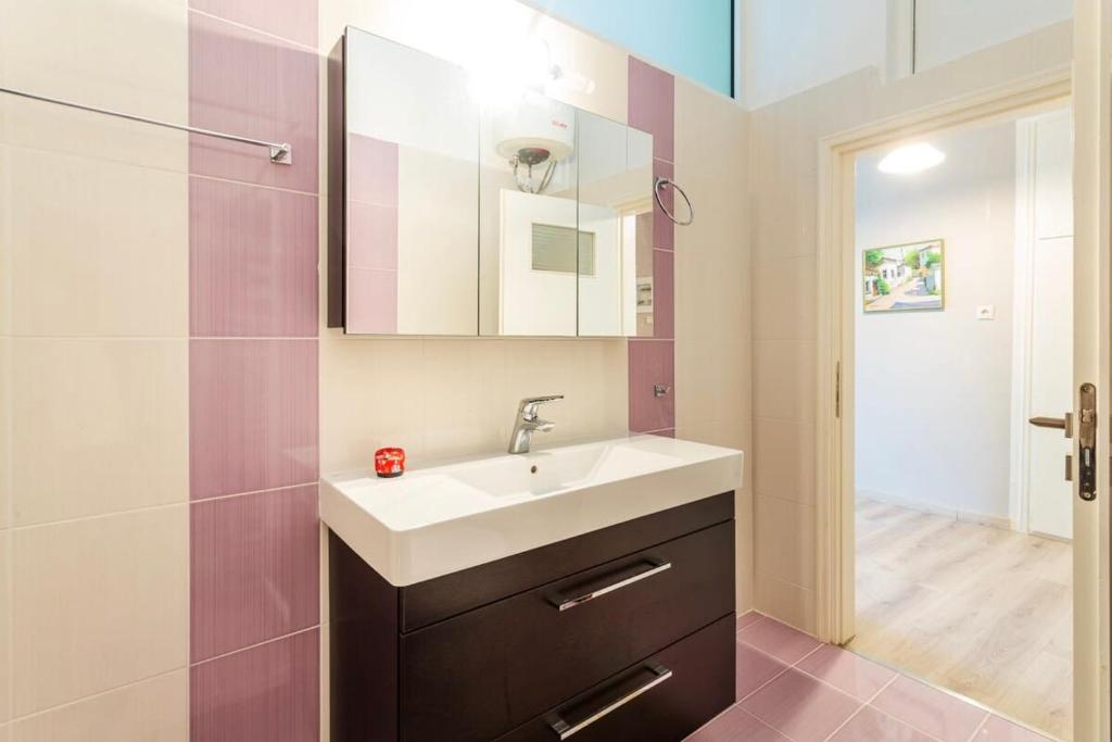 Koupelna v ubytování Kalamata Rose Nest - Urban Comfy Escape