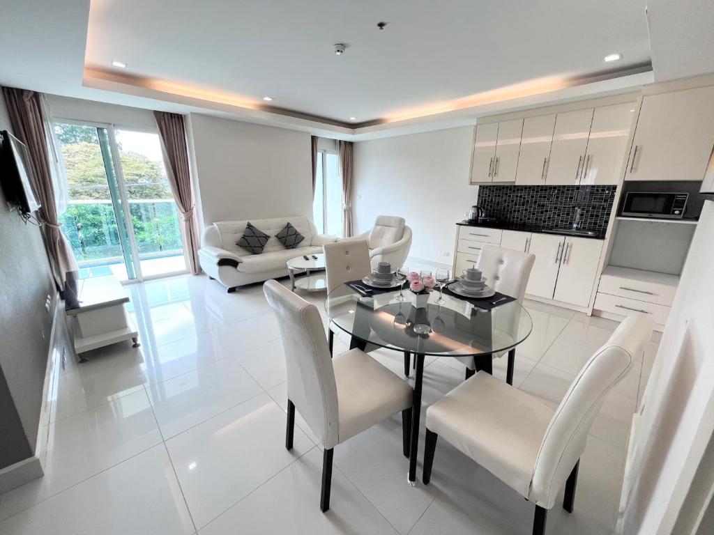 cocina y sala de estar con mesa y sillas en Cosy Beach View Condominium en Pattaya South
