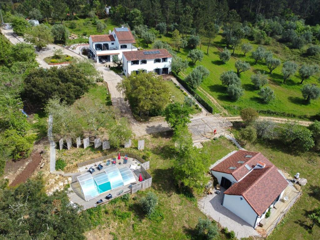 una vista aérea de una casa con piscina en Casa do Vale Cabo, en Olival