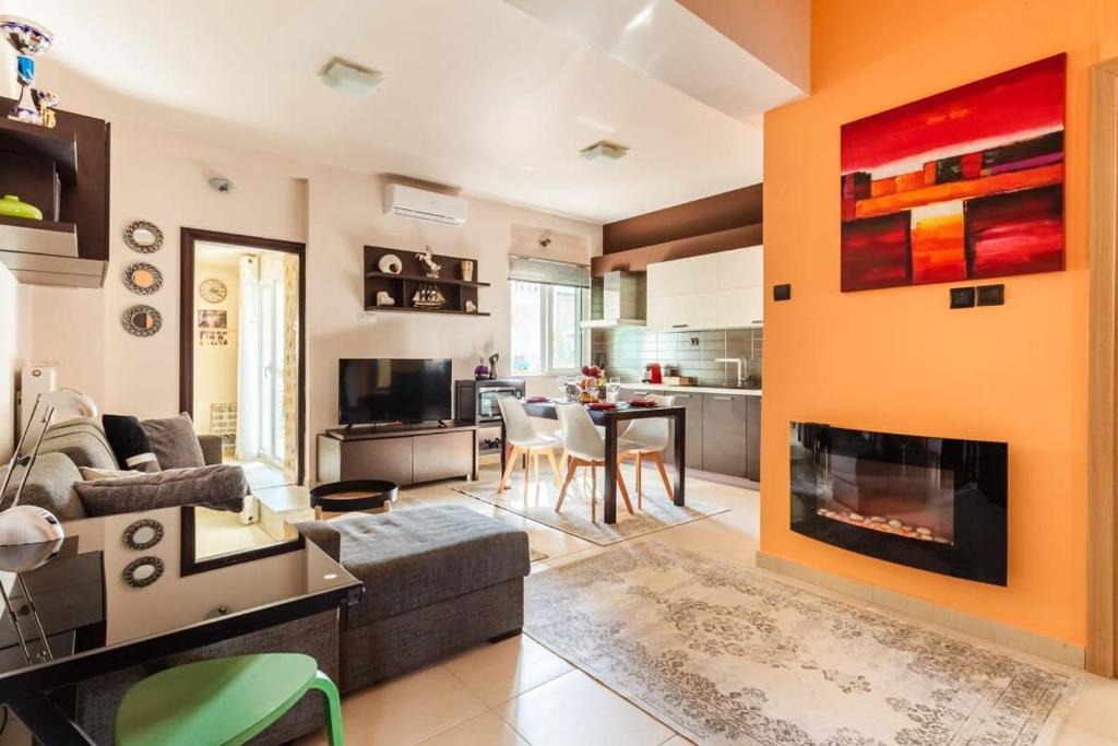 un salon avec un canapé et une cheminée dans l'établissement Sweet Home Kalamata Central Comfort and Warmth, à Kalamata