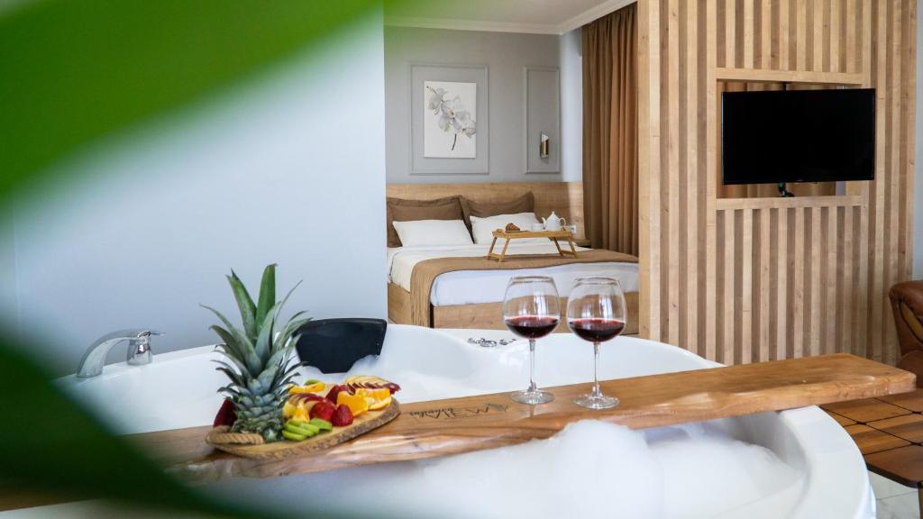 A television and/or entertainment centre at Sapanca View Hotel