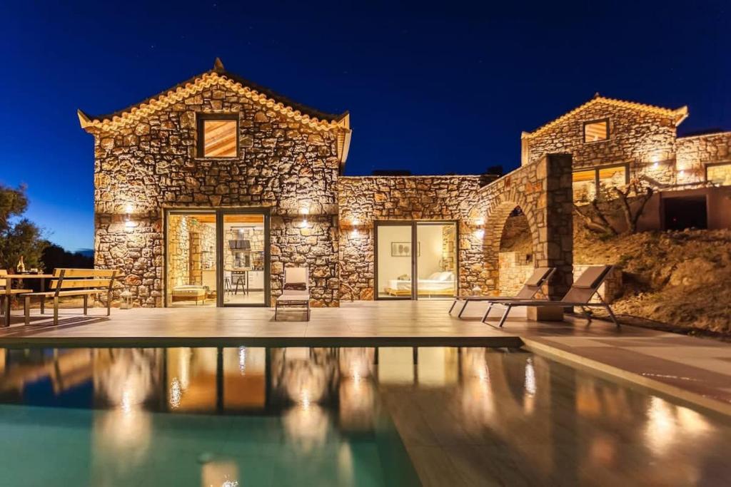 Bazén v ubytovaní Gerakada Exclusive-Seaview Villa with Private Pool alebo v jeho blízkosti