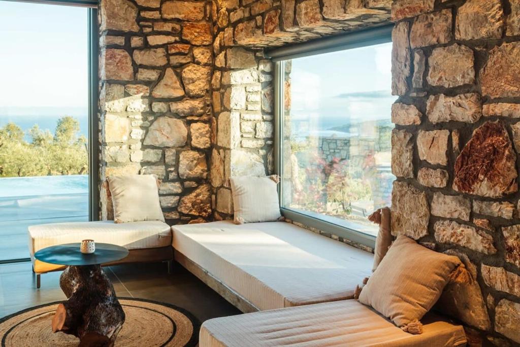 Posteľ alebo postele v izbe v ubytovaní Gerakada Exclusive-Seaview Villa with Private Pool