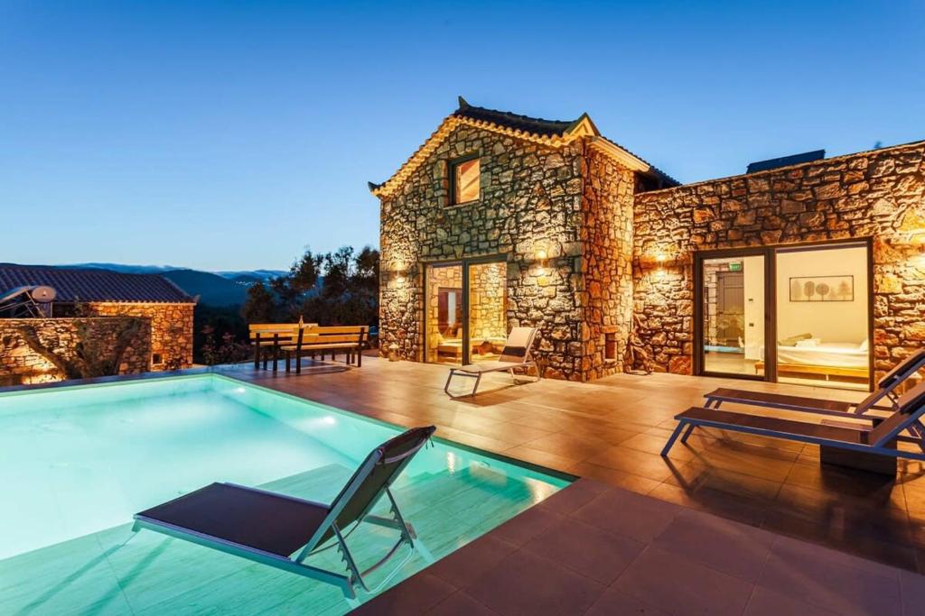 Bazén v ubytovaní Gerakada Exclusive-Seaview Villa with Private Pool alebo v jeho blízkosti