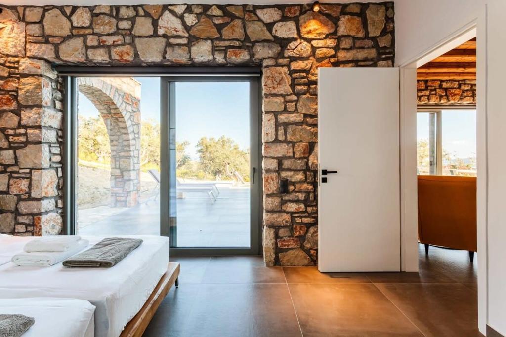 Posteľ alebo postele v izbe v ubytovaní Gerakada Exclusive-Seaview Villa with Private Pool