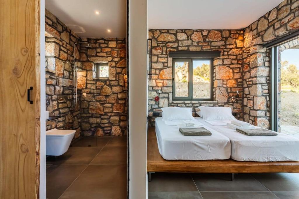 Posteľ alebo postele v izbe v ubytovaní Gerakada Exclusive-Seaview Villa with Private Pool