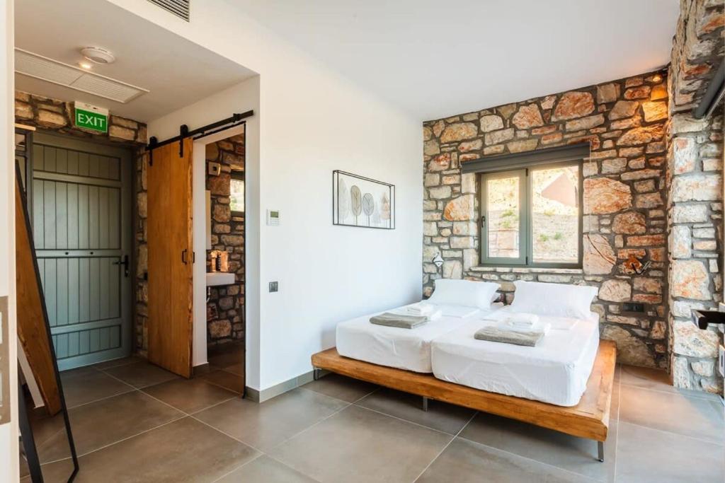 Posteľ alebo postele v izbe v ubytovaní Gerakada Exclusive-Seaview Villa with Private Pool
