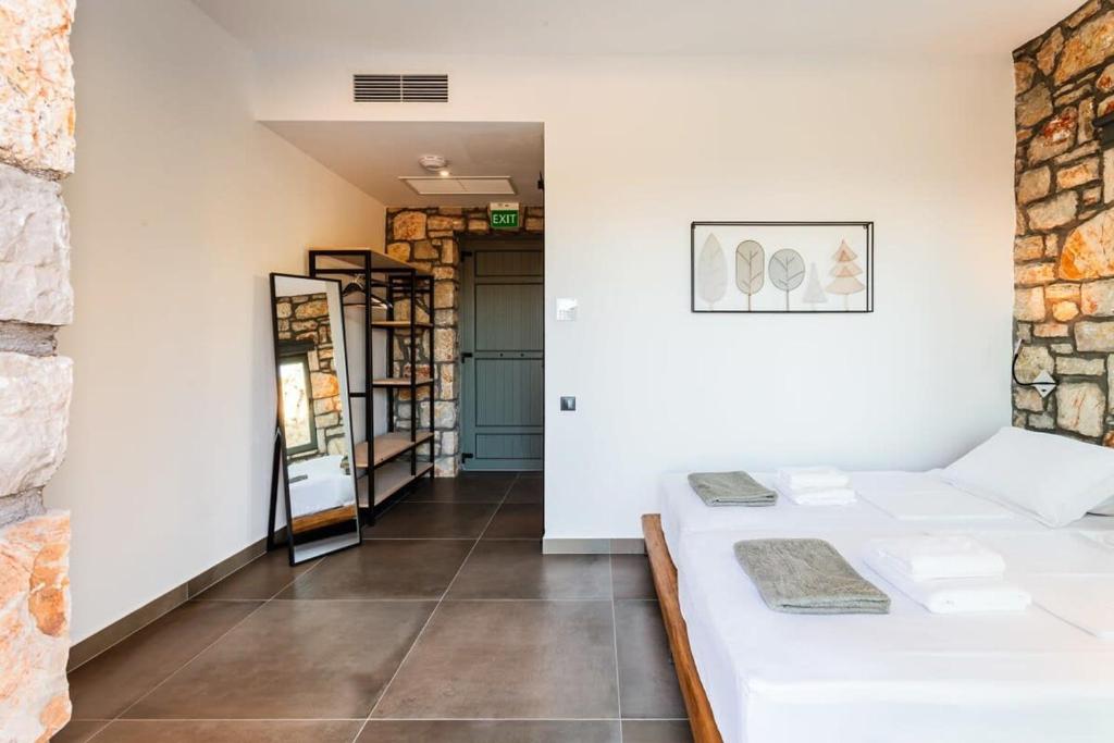 Posteľ alebo postele v izbe v ubytovaní Gerakada Exclusive-Seaview Villa with Private Pool