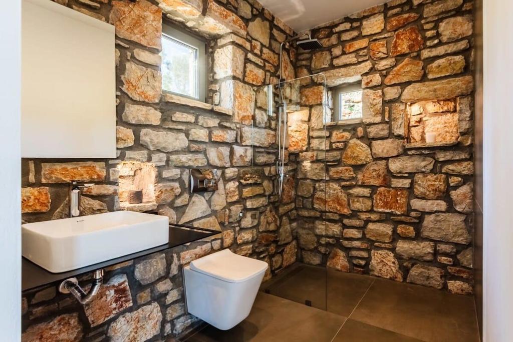 Kúpeľňa v ubytovaní Gerakada Exclusive-Seaview Villa with Private Pool
