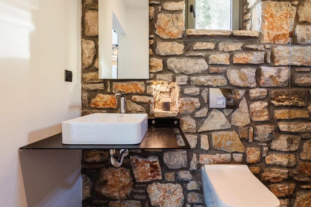 Kúpeľňa v ubytovaní Gerakada Exclusive-Seaview Villa with Private Pool