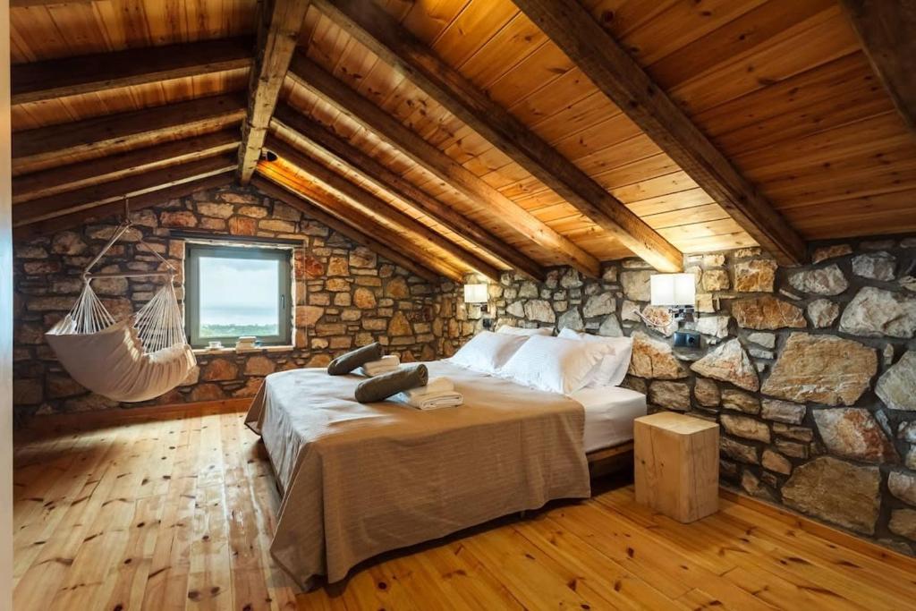 Posteľ alebo postele v izbe v ubytovaní Gerakada Exclusive-Seaview Villa with Private Pool