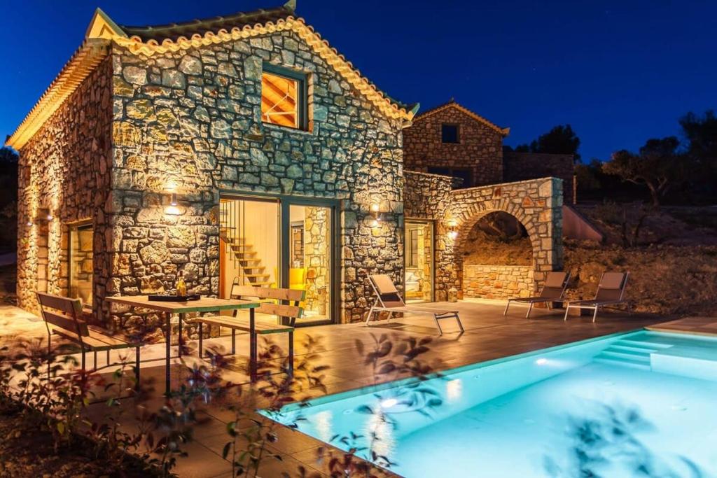 Bazén v ubytovaní Gerakada Exclusive-Seaview Villa with Private Pool alebo v jeho blízkosti