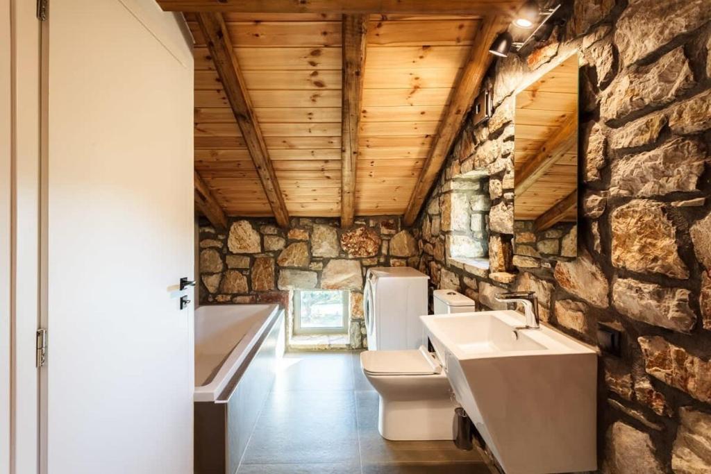 Kúpeľňa v ubytovaní Gerakada Exclusive-Seaview Villa with Private Pool