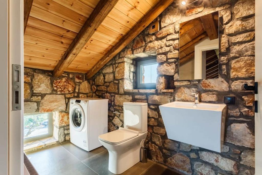 Kúpeľňa v ubytovaní Gerakada Exclusive-Seaview Villa with Private Pool