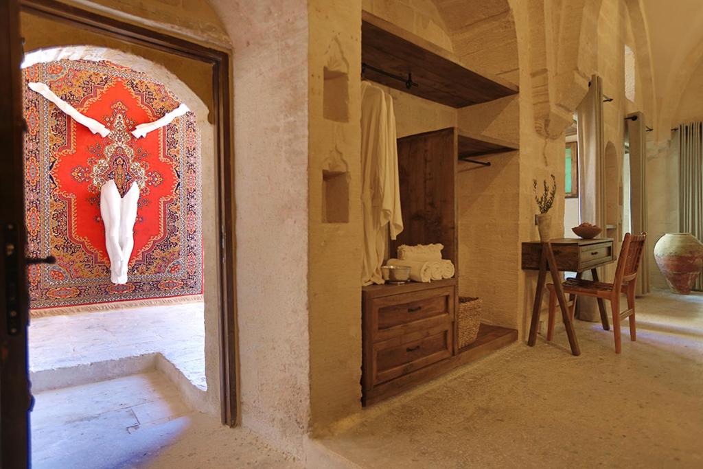 un espejo en una habitación con una foto de una mesa en Aruramardin, en Mardin