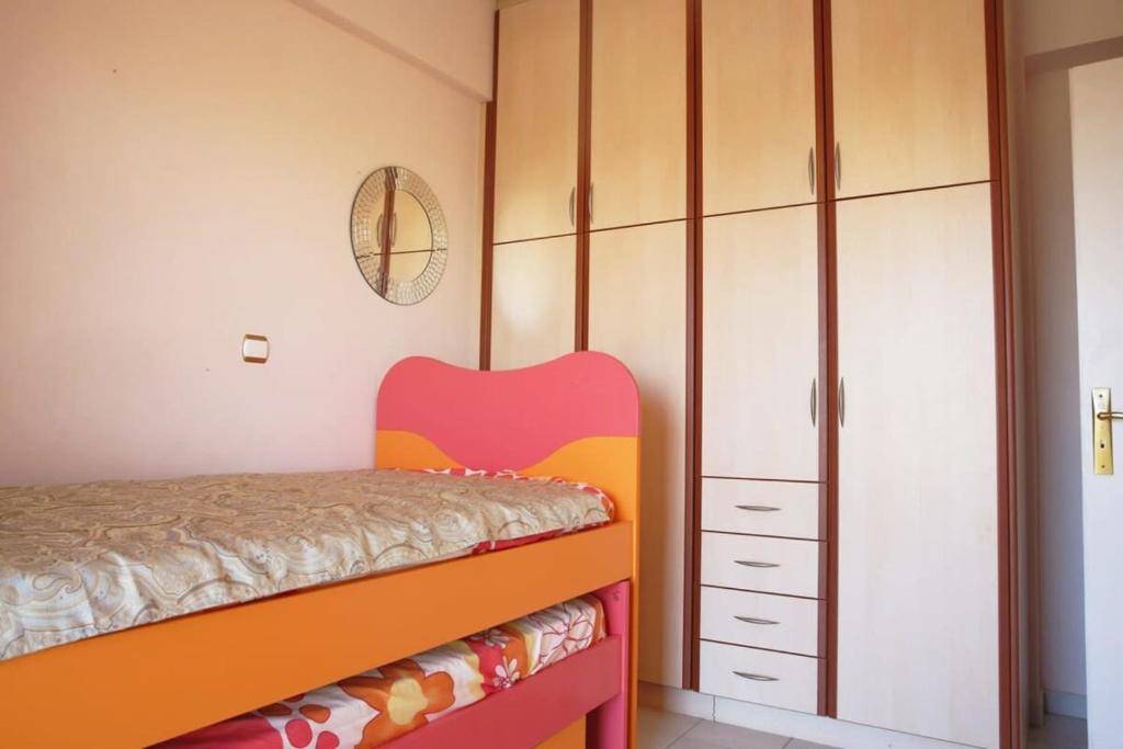1 dormitorio con 1 cama y armario en Schinias Bright Spacious Maisonette-Panoramic View, en Maratón