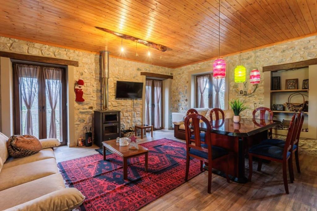 TV a/nebo společenská místnost v ubytování Arcadia Getaway - Levidi Sani 11 Suite