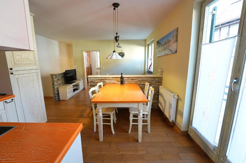 Køkken eller tekøkken på Apartment Mojstrovka in center with private sauna