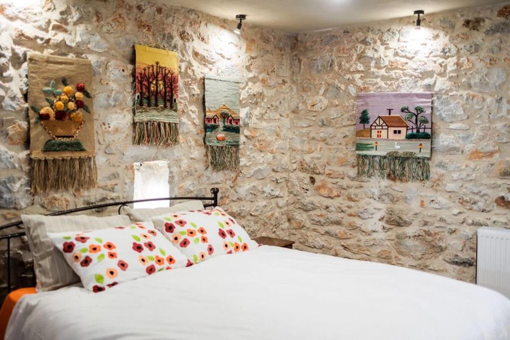 Postel nebo postele na pokoji v ubytování Arcadia Getaway - Levidi Sani 11 Studio