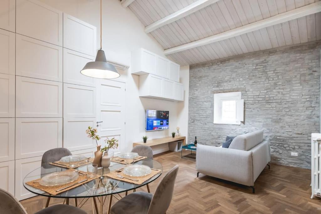 un soggiorno con tavolo e sedie di Dimora della Stilista: casa nel borgo di Rimini a Rimini