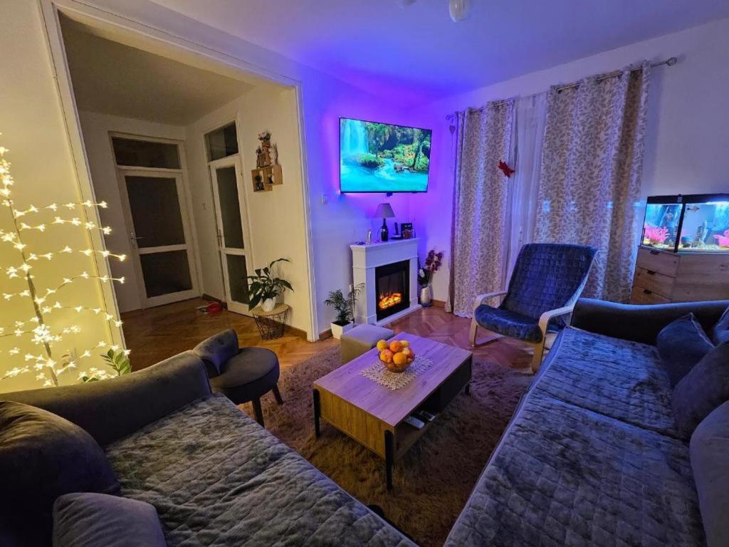 una sala de estar con un sofá y una mesa en Apartment Lea, en Kotor