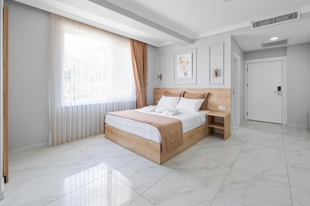 A bed or beds in a room at Sapanca View Hotel