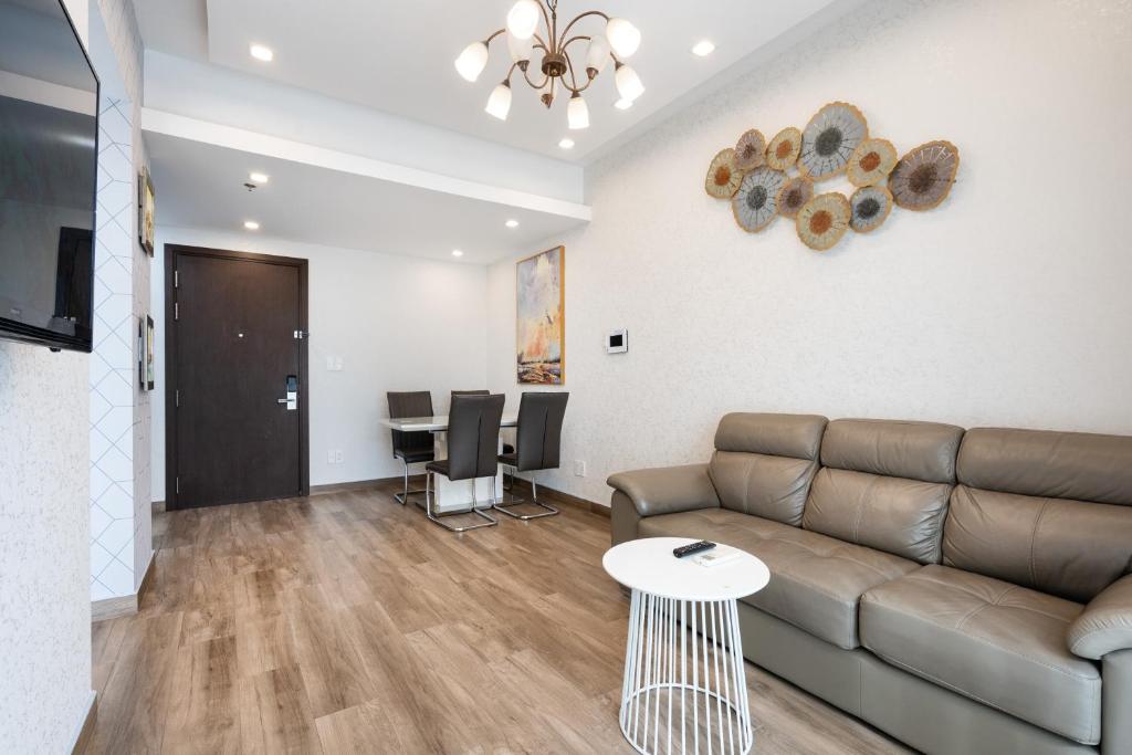 TV a/nebo společenská místnost v ubytování Double E SaiGon Apartment in Rivergate Building